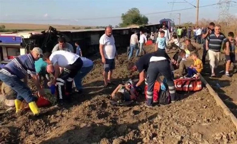 Εκτροχιασμός τραίνου στη Τουρκία – Πληροφορίες για νεκρούς και τραυματίες (Εικόνες-Βίντεο)